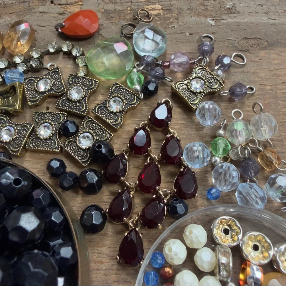 Assorted rhinestone & faceted bead charm mixed lot var materials hi low vtg mod